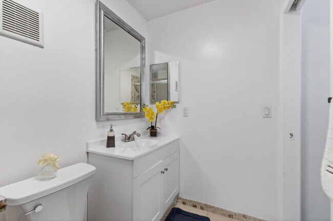 Building Photo - 5220 Las Verdes Cir