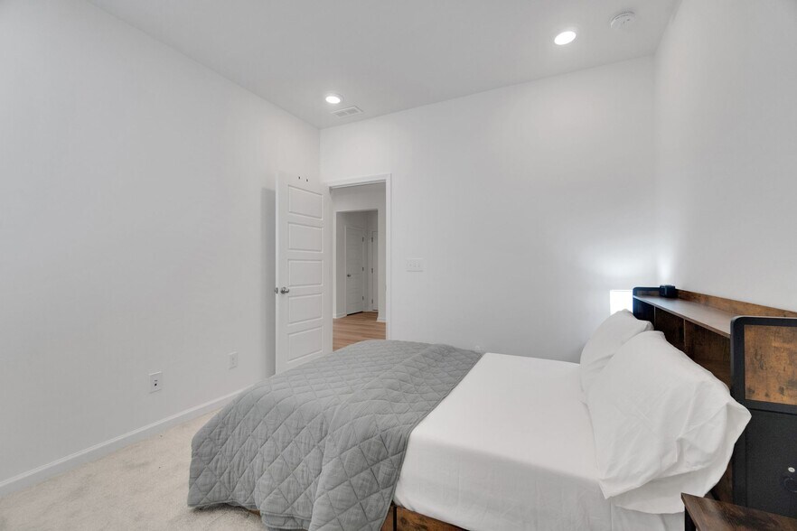 Building Photo - 12129 Rowan Hill Dr