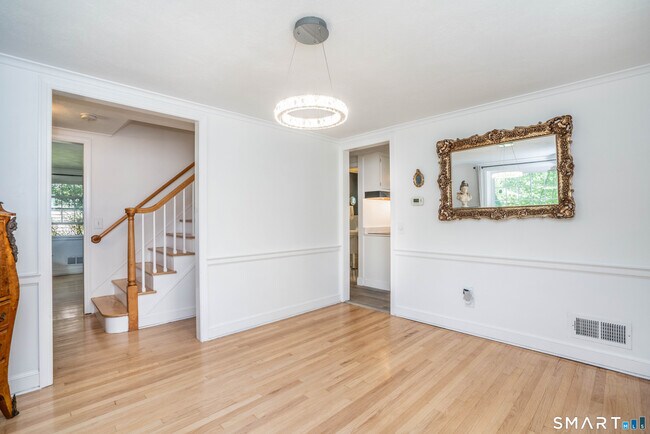 Building Photo - 25 Greensview Dr