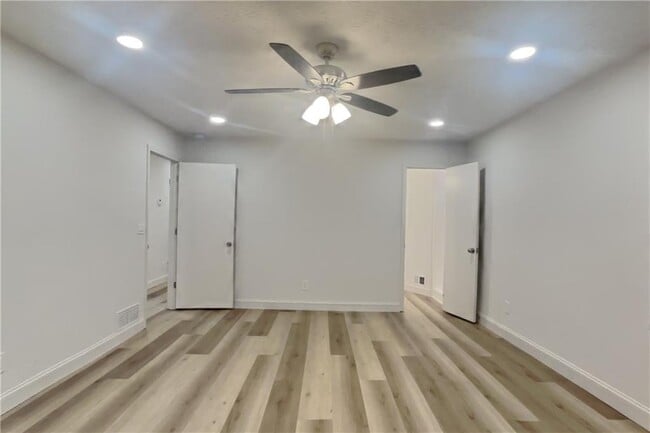 Building Photo - 2520 Deerfield Dr