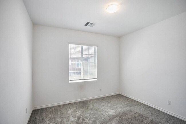 Building Photo - 3 Bed Townhome At Las Vegas Blv and St. Rose Pkwy