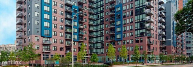 Building Photo - Studio, 1 bath Condo - 850 N Clark St