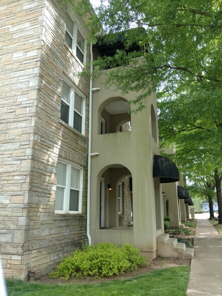 Top floor corner unit with private balcony - 801 E North St