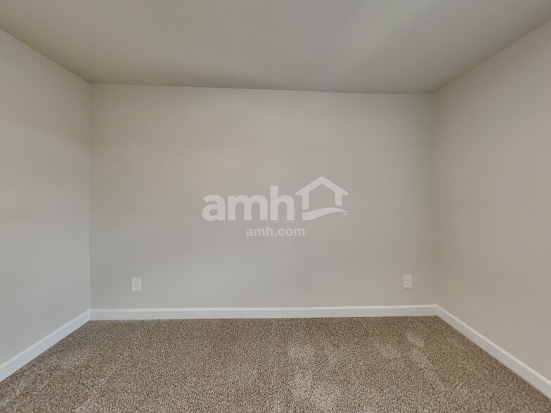 Building Photo - 223 Maxwell Dr