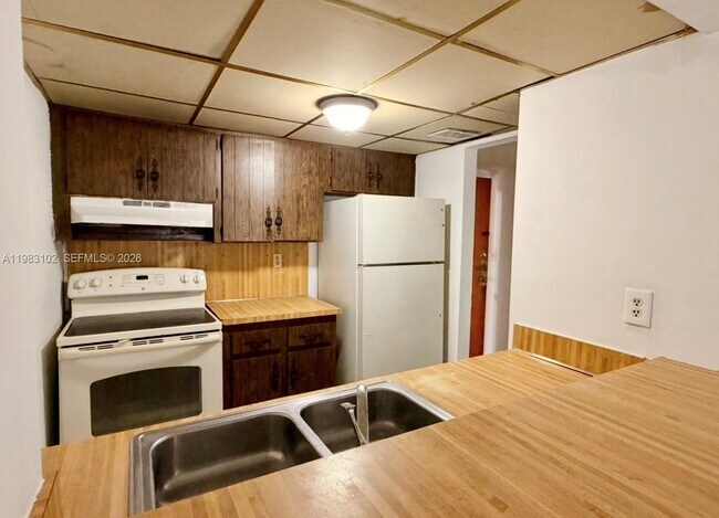 Building Photo - 13390 NE 7th Ave