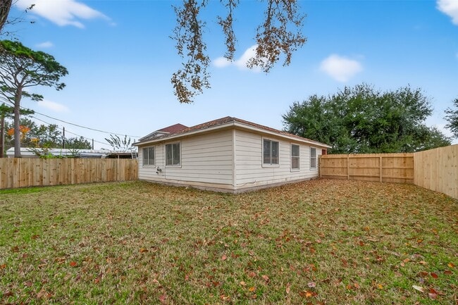 Building Photo - 16022 Old River Rd