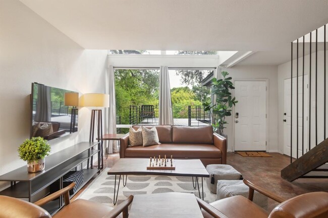 Building Photo - 1501 Rockdale Cir