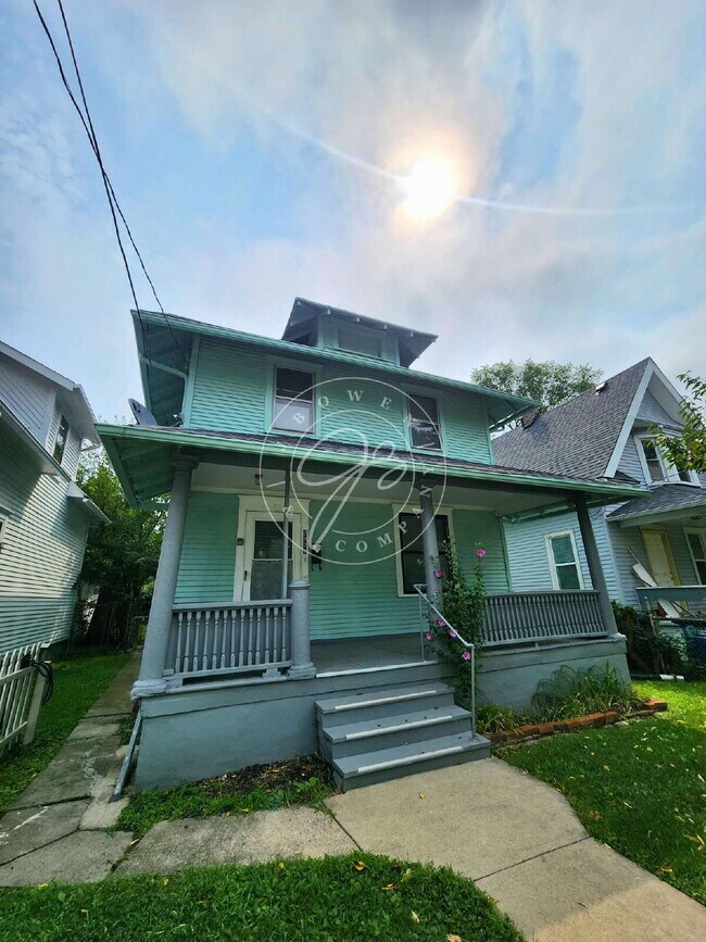 Building Photo - Spacious 3-Bedroom Home with Bonus Room and 1.5 Baths