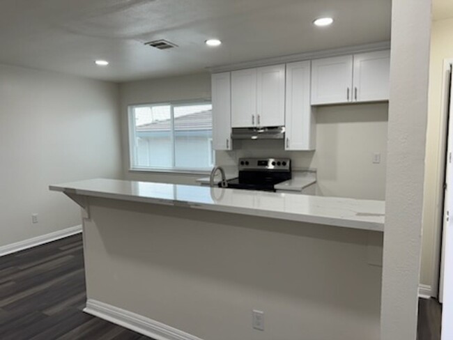 Building Photo - Upstairs Charming 2- bedroom condo