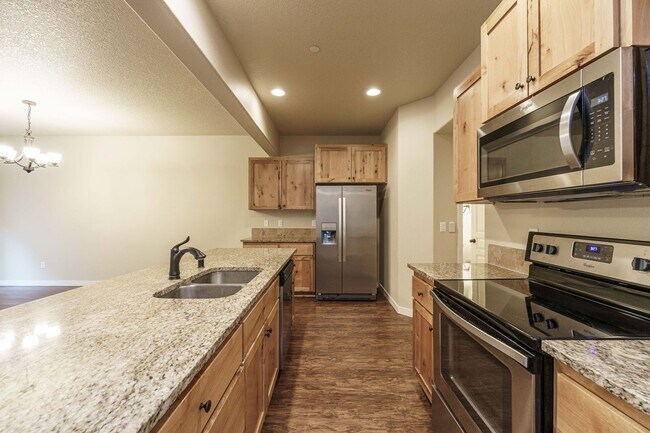 Building Photo - 3 Bedroom 2.5 Bath Townhome - Convenient R...