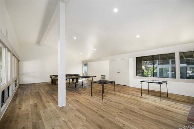 Building Photo - 323 Streamwood-
