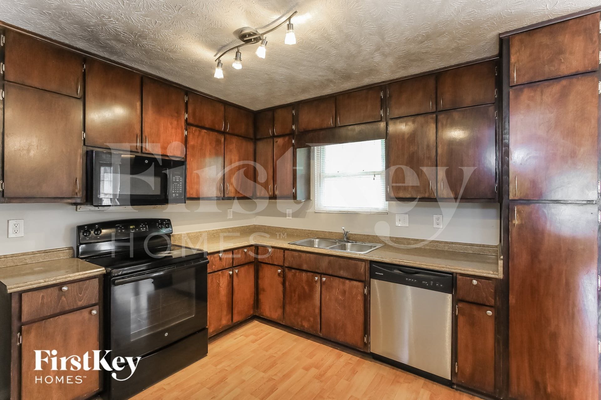 Building Photo - 2145 Sara Ashley Way