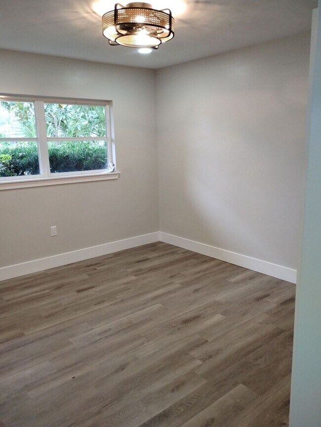 Building Photo - Upgraded 4 Bedroom in Deland - Available Now!