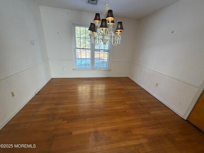 Building Photo - 550 Wall St