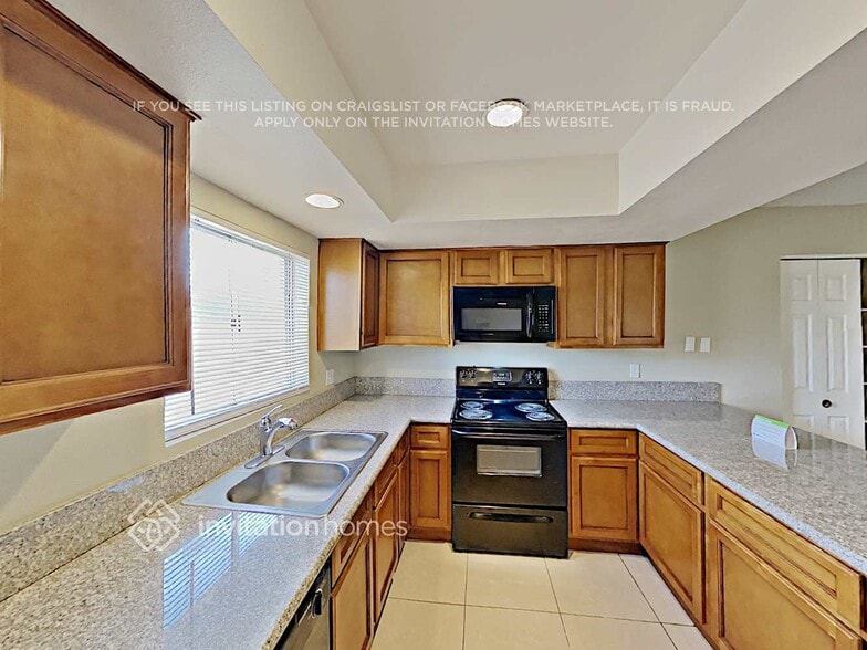 Building Photo - 7016 W Wilshire Dr