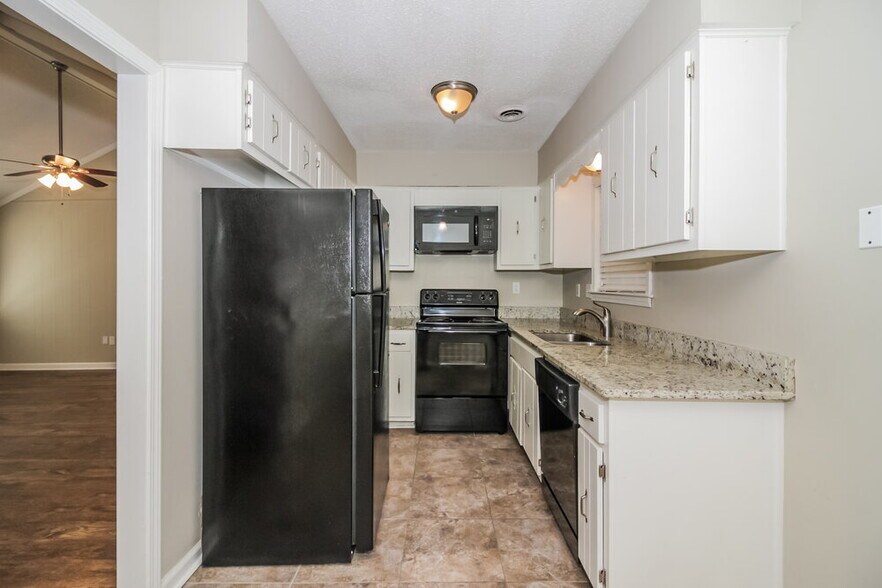 Building Photo - 4102 Royalcrest Dr
