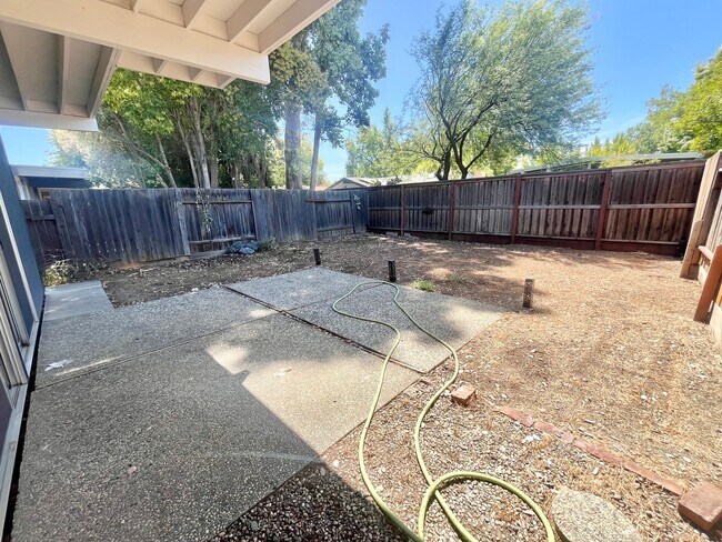 Building Photo - Charming 2-bedroom, 1-bath duplex with a yard