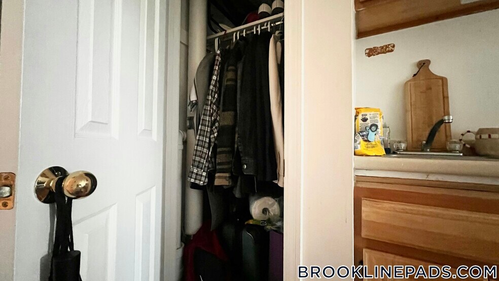 Building Photo - 1061 Beacon St