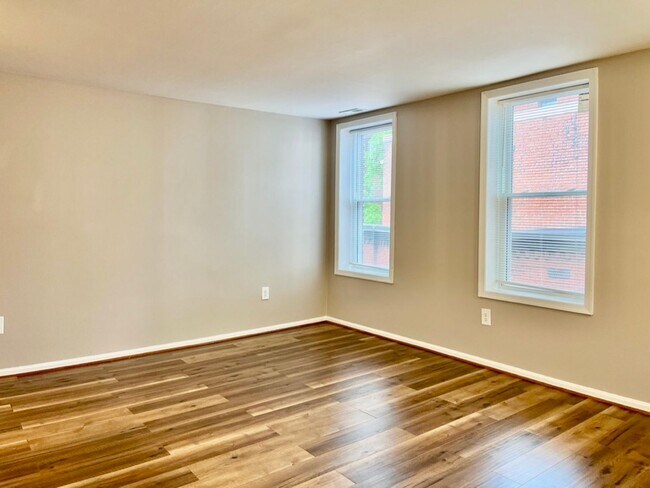 Building Photo - Columbia Heights| 3Bd 1Bth | Top Floor | F...