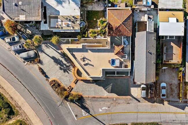 Building Photo - Stunning Home | Coastal Living | Ocean Views