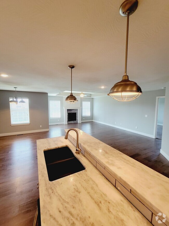 Building Photo - Luxuary in River Pointe Subdivision - Ozark!