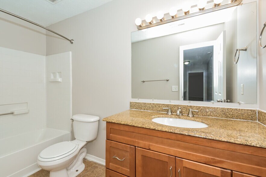 Building Photo - 2653 Sutherland Dr