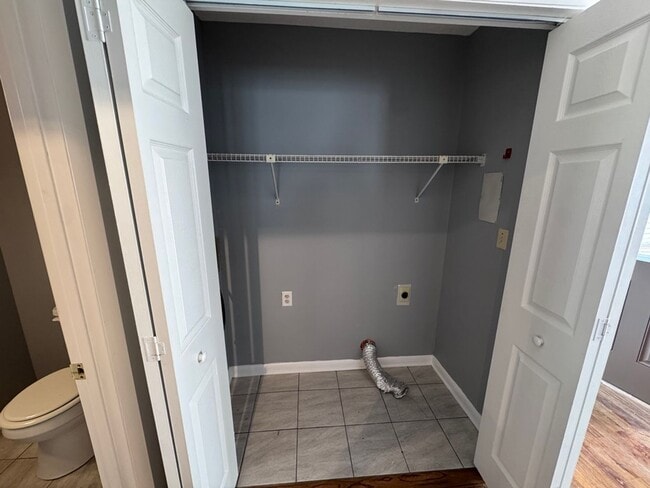 Building Photo - 2 bedroom/2.5 bath in Brentwood (Nipper's Corner) Apply-your application fee will be credited to ...