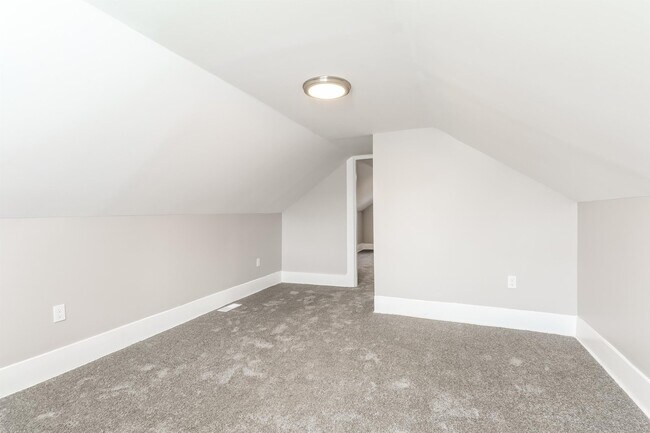 Building Photo - 856 Broad St