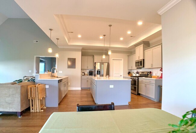 Building Photo - 585 Dexter Dr