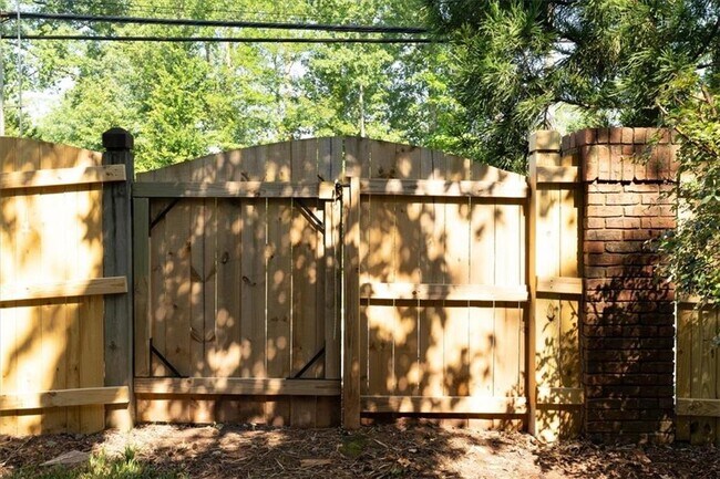 Building Photo - 1560 Oak Park Cove