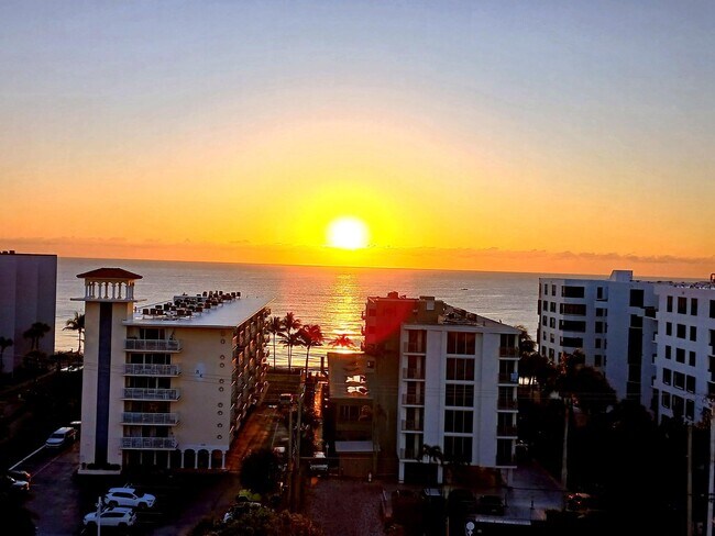 Building Photo - 1160 Hillsboro Mile