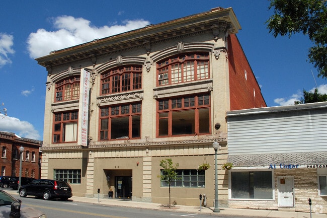 Building Photo - 512 N Centre St