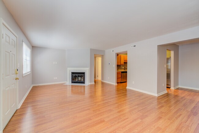 Building Photo - 1547 E Swan Cir