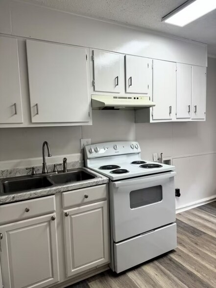 Building Photo - 208 Cloverleaf Dr