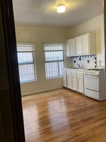 Primary Photo - 111 S Manhattan Pl