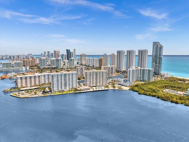 Building Photo - 300 Bayview Dr