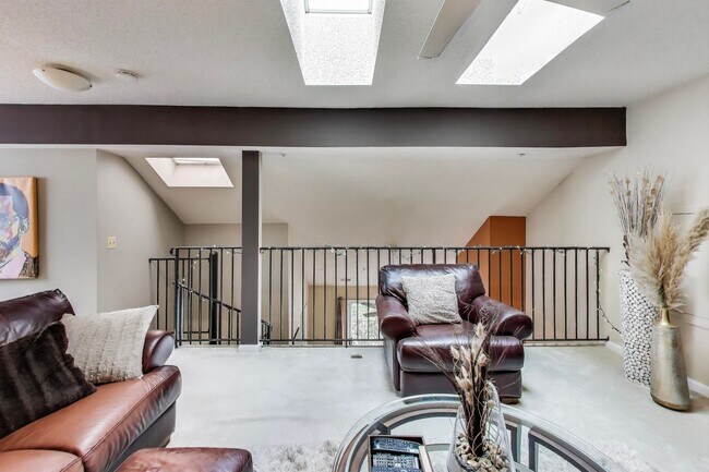 Building Photo - Beautifully updated and maintained 2 level condo home!