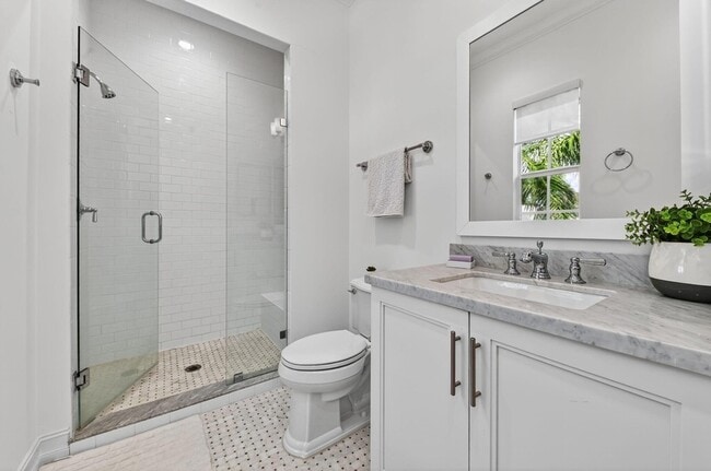 Building Photo - 121 Lily Ln