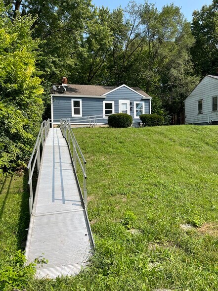 Building Photo - 3923 Millersville Dr