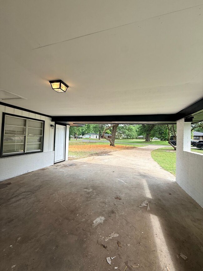 Building Photo - Newly Renovated Property - Family Home