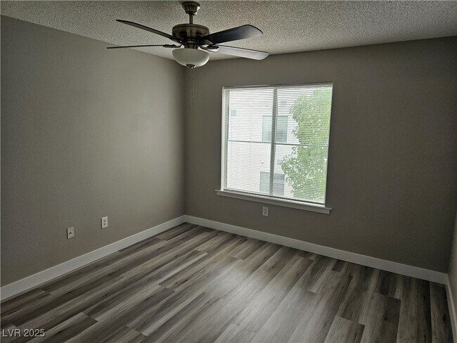Building Photo - 7100 W Pirates Cove Rd