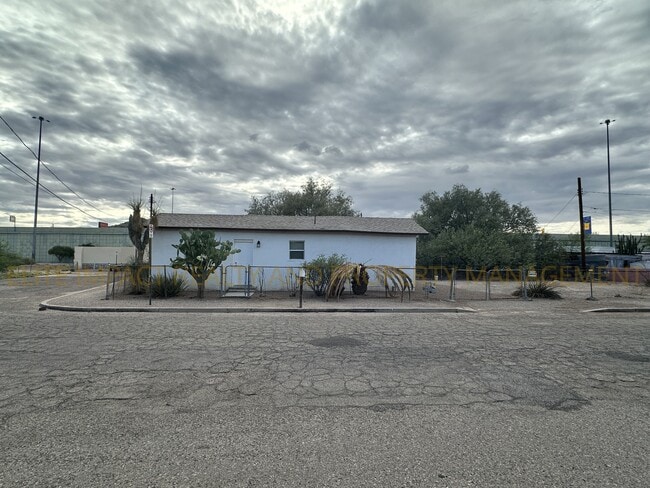 Building Photo - 440 S Sentinel Ave