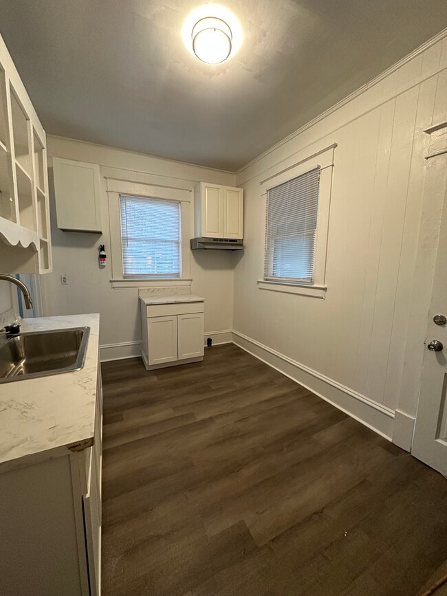 Building Photo - 617 Pender St