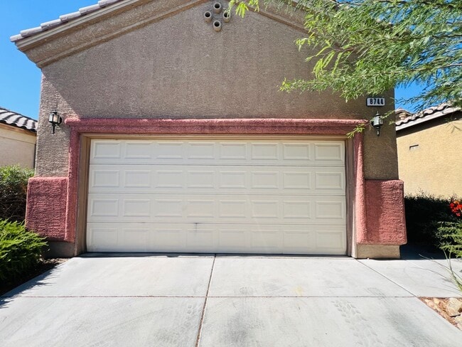 Building Photo - Blue Diamond & Durango 2-story, 3 Bedroom + Den SW home ready for immediate move in!