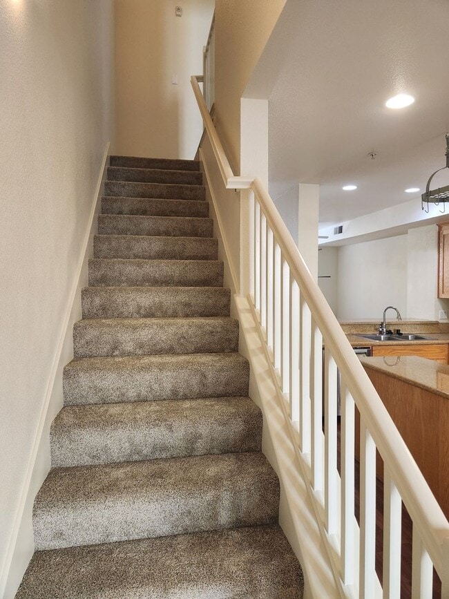 Building Photo - Bright & Sunny City Center townhouse style condo Great location, Nice 2 bedroom 2.5 bathroom