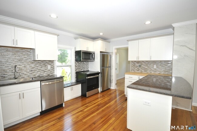 Building Photo - 17 Hough St