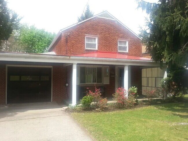 Building Photo - Adorable Two Bedroom Home in Penn Hills Community