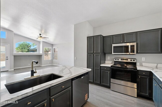 Building Photo - 1424 E Binner Dr
