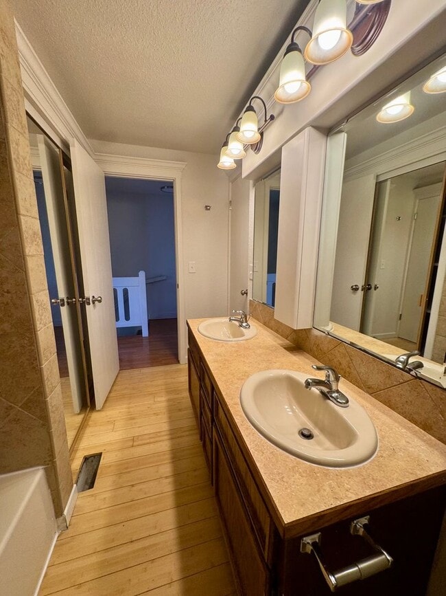 Building Photo - Great location 2 bedroom Condo