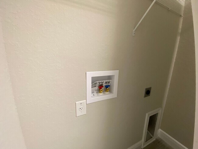 Building Photo - Custom Home - Desirable SE Ocala Neighborhood 3/2/2 **Won't Last**